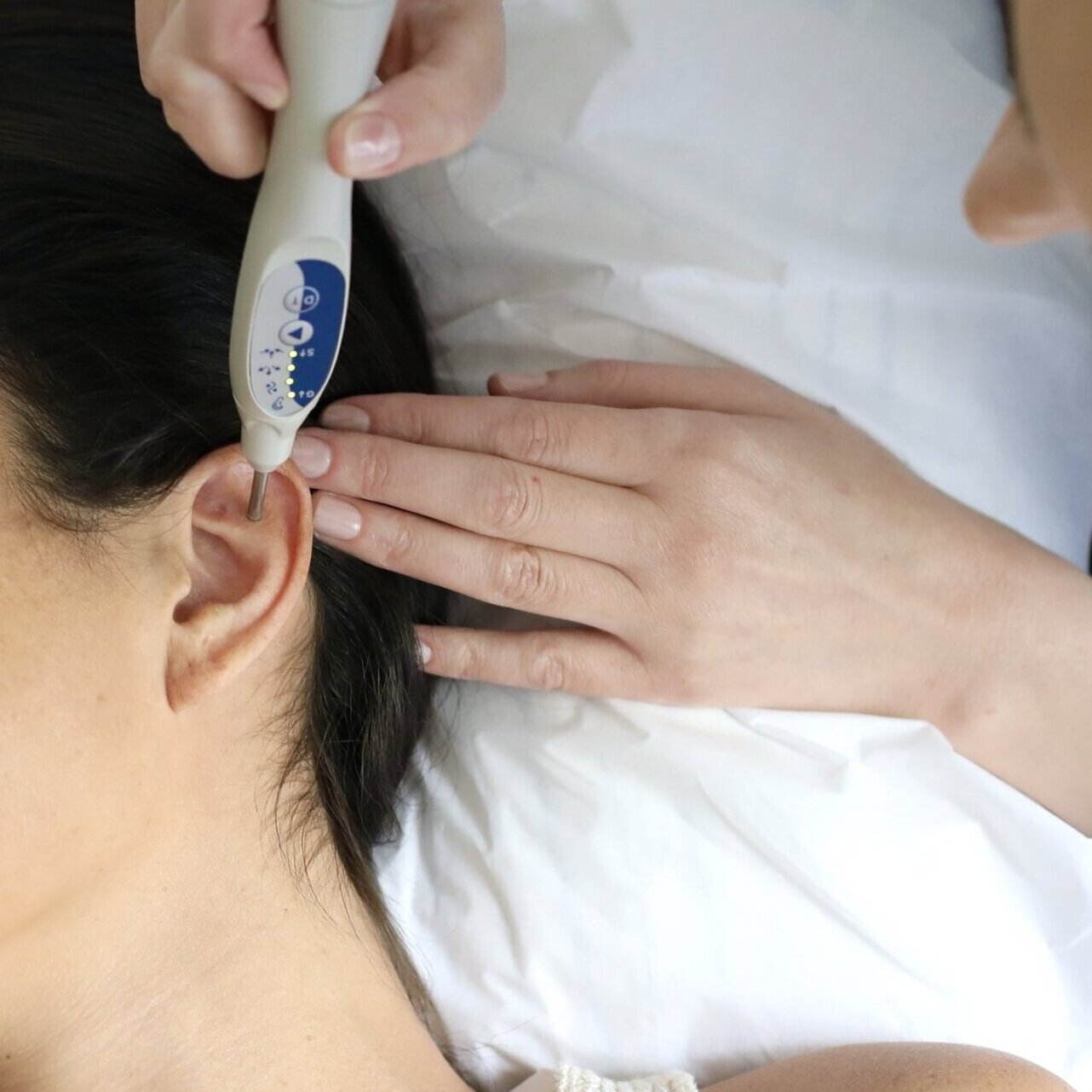 photo patient en séance auriculo Médecine douce - auriculothérapie - santé du corps à Rennes - traitement 70 thérapies dont tabac, migraine, allergie, anxiété, stress, insomnie, cervicales, lombaires, mal de dos, sciatique, trouble du sommeil